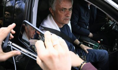 El luso José Mourinho abandonó la ciudad deportiva de Trigoria tras ser despedido por el Roma. EFE/EPA/MASSIMO PERCOSSI