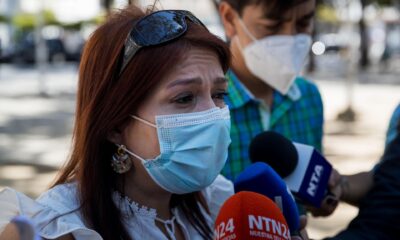 Kenny Molina, esposa del activista venezolano Javier Tarazona, fue registrada al hablar con la prensa en las inmediaciones del Ministerio Publico, en Caracas (Venezuela). EFE/Miguel Gutiérrez