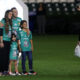 Andrés Guardado acompañado de su familia, fue presentado como nuevo refuerzo del Club León para el torneo Clausura 2024 de la Liga MX hoy, en el estadio León, estado de Guanajuato (México). EFE/Luis Ramírez