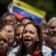 La líder opositora venezolana María Corina Machado ofrece declaraciones a la prensa durante un acto de calle, en Caracas (Venezuela). EFE/MIGUEL GUTIERREZ
