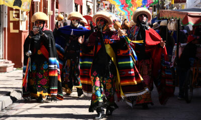 Cientos de hombres banzan con su traje de gala hoy en honor a San Sabastián, durante una celebración en el municipio de Chiapa de Corzo, estado de Chiapas (México). EFE/Carlos López