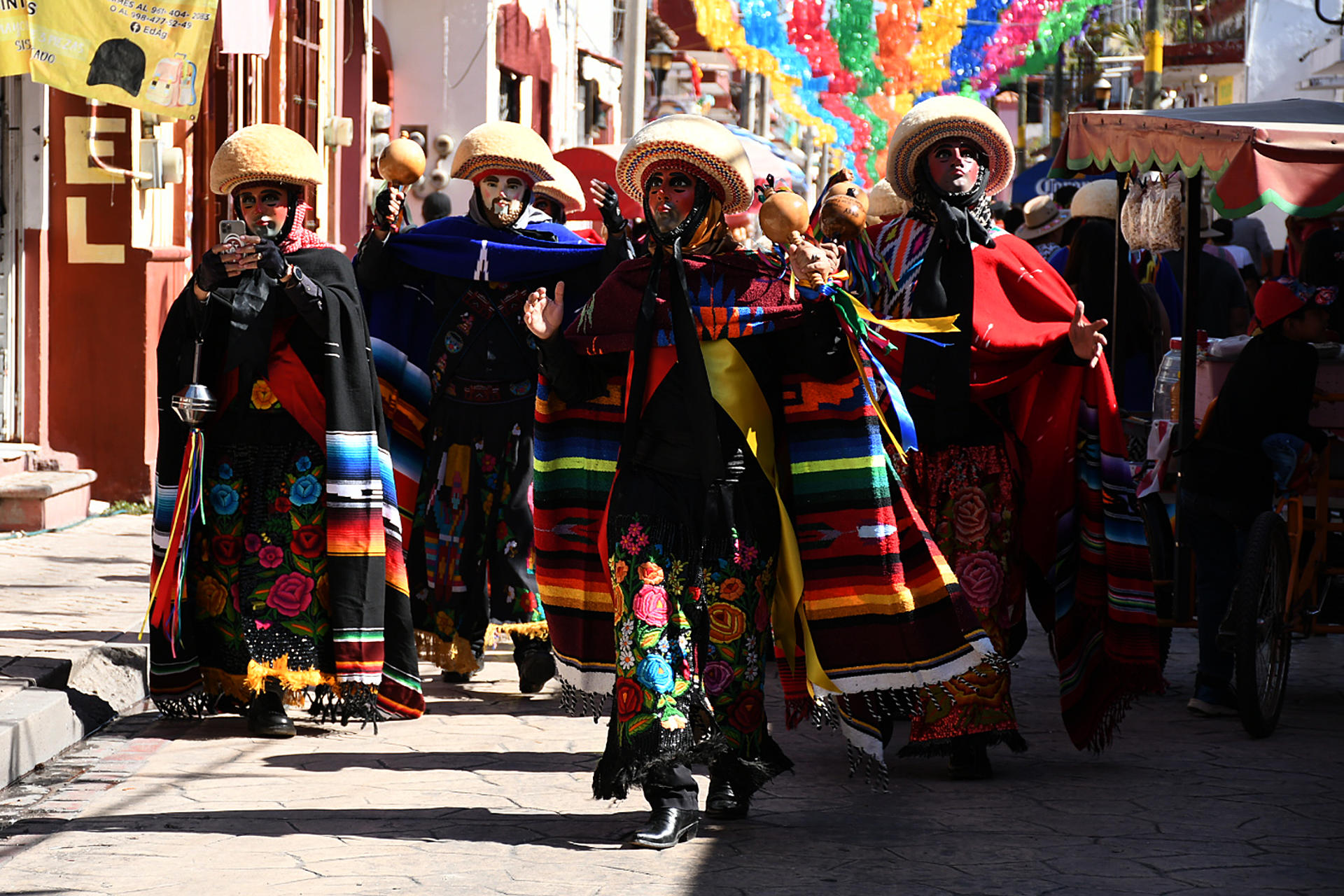 Cientos de hombres banzan con su traje de gala hoy en honor a San Sabastián, durante una celebración en el municipio de Chiapa de Corzo, estado de Chiapas (México). EFE/Carlos López