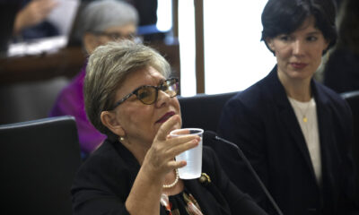 La líder ambientalista Myrna Conty habla sosteniendo un vaso de plástico durante un debate sobre la Ley 51-2022 relativa a la prohibición del plástico de un solo uso, el 24 de enero de 2024, en el Senado en San Juan (Puerto Rico). EFE/ Thais Llorca