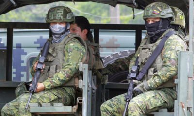 Soldados del ejército ecuatoriano patrullan cerca al Centro de Privación de Libertad Zonal No. 8 en Guayaquil (Ecuador). EFE/ Carlos Durán Araújo