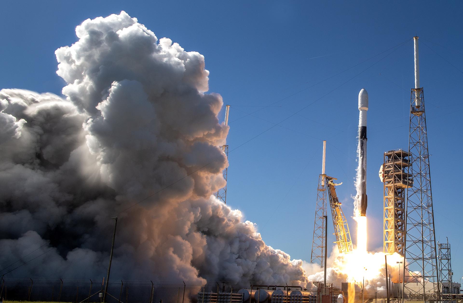 La nave espacial NG-20 Cygnus a bordo de un cohete SpaceX Falcon 9 con la vigésima misión de Servicios de Reabastecimiento Comercial de Northrop Grumman, despega hoy del Complejo de Lanzamiento Espacial 40 en el Centro Espacial Kennedy de la NASA en la Estación de la Fuerza Espacial de Cabo Cañaveral en Florida (EE.UU.). EFE/ Cristobal Herrera-ulashkevich