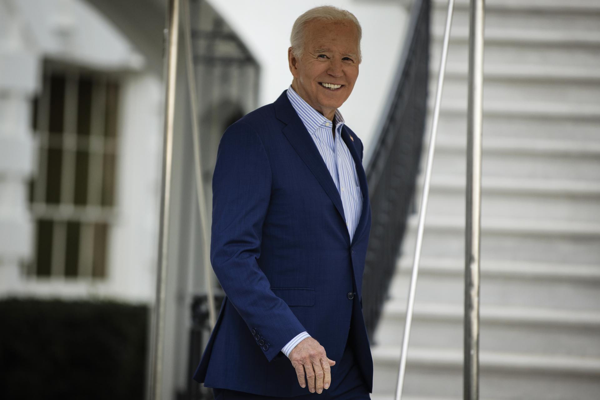 El presidente de Estados Unidos, Joe Biden, sale de la Casa Blanca para abordar el Marine One, en Washington, este 27 de enero de 2024. EFE/EPA/Samuel Corum/Pool