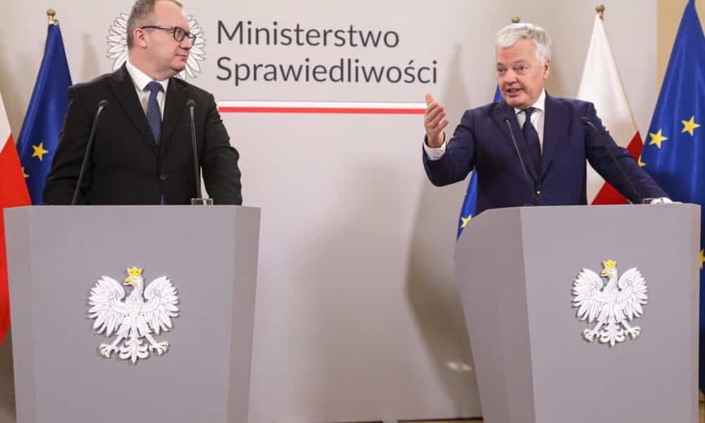 El Ministro de Justicia polaco, Adam Bodnar (izquierda), y el Comisario Europeo de Justicia, Didier Reynders (Rderecha), asisten a una conferencia de prensa después de su reunión en la sede del Ministro de Justicia en Varsovia, Polonia , 19 de enero de 2024. (Polonia, Varsovia) EFE/EPA/Tomasz Gzell POLONIA FUERA