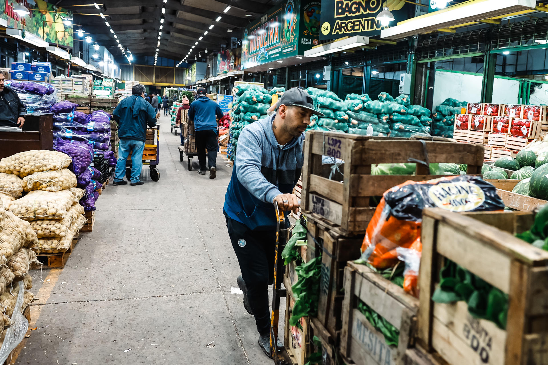Personas realizan descarga de frutas y verduras, en el mercado central de frutas y verduras, en Buenos Aires (Argentina), en una fotografía de archivo. EFE/Juan Ignacio Roncoroni