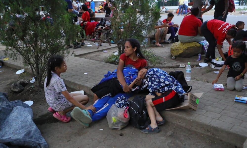 Migrantes venezolanos descansan en la ciudad de Danlí (Honduras). Fotografía de archivo. EFE/Gustavo Amador