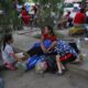 Migrantes venezolanos descansan en la ciudad de Danlí (Honduras). Fotografía de archivo. EFE/Gustavo Amador