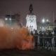 Policías se enfrentan a manifestantes en la plaza San Martín durante una protesta, en Lima (Perú), en una fotografía de archivo. EFE/Aldair Mejía