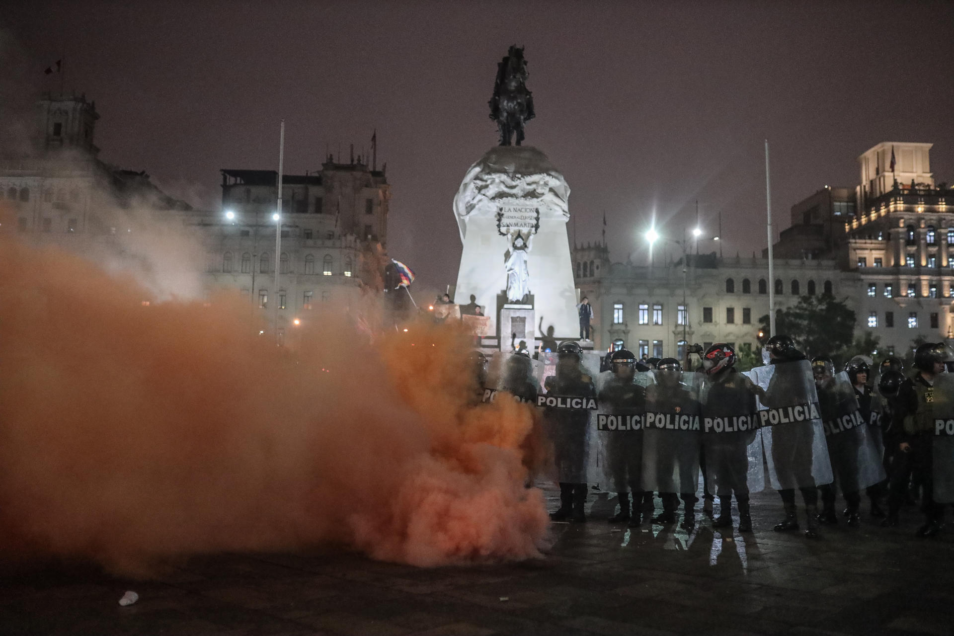 Policías se enfrentan a manifestantes en la plaza San Martín durante una protesta, en Lima (Perú), en una fotografía de archivo. EFE/Aldair Mejía