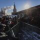 Simpatizantes comunistas rusos junto al mausoleo de Lenin en la Plaza Roja de Moscú este domingo. EFE/EPA/SERGEI ILNITSKY