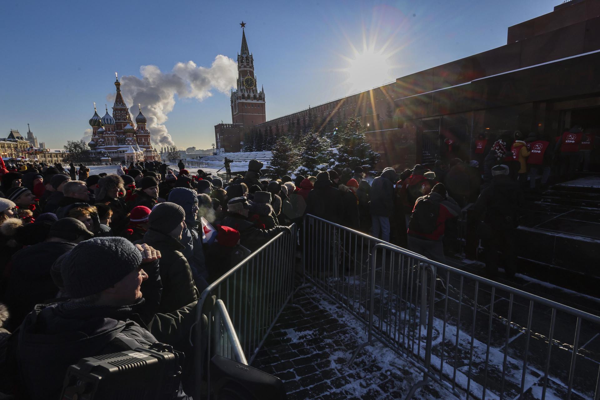 Simpatizantes comunistas rusos junto al mausoleo de Lenin en la Plaza Roja de Moscú este domingo. EFE/EPA/SERGEI ILNITSKY