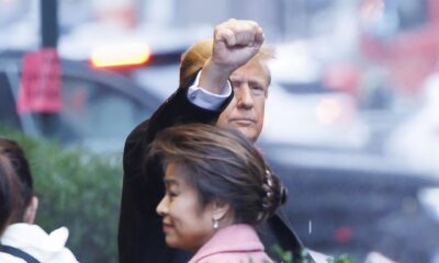 El expresidente estadounidense Donald Trump gesticula mientras abandona la Torre Trump para acudir a los juzgados, este 25 de enero de 2024 en Nueva York, EE.UU. EFE/ Sarah Yenesel