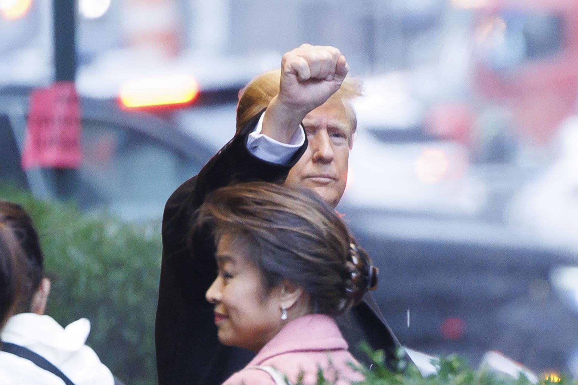 El expresidente estadounidense Donald Trump gesticula mientras abandona la Torre Trump para acudir a los juzgados, este 25 de enero de 2024 en Nueva York, EE.UU. EFE/ Sarah Yenesel