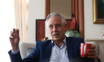 El exvicepresidente de Bolivia, Álvaro García Linera (2006-2019), habla durante una entrevista con EFE, el 12 de enero de 2024, en La Paz (Bolivia). EFE/ Luis Gandarillas
