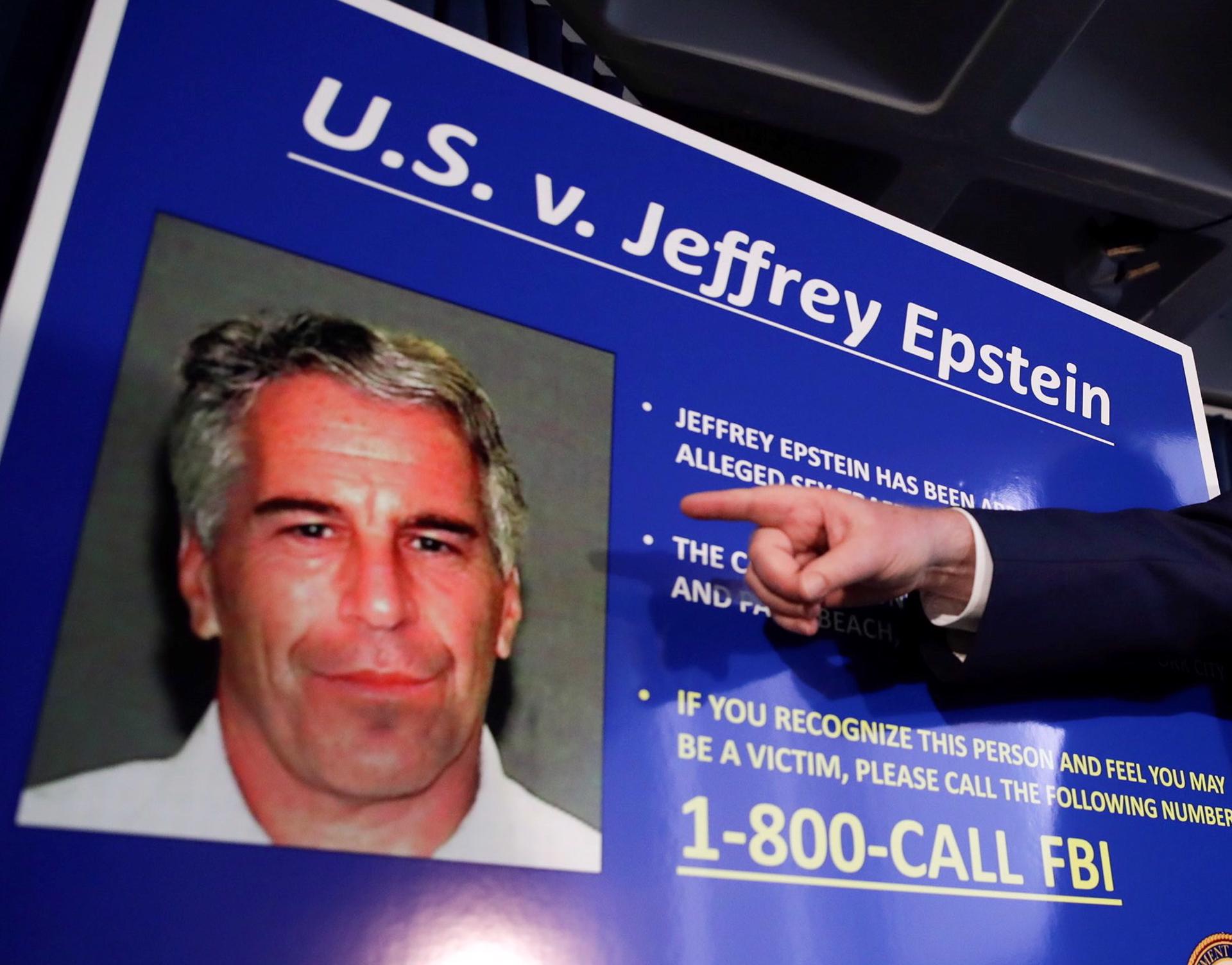 Vista del cartel con el que la Justicia estadounidense pedía el arresto del fallecido financiero estadounidense Jeffrey Epstein, en una fotografía de archivo. EFE/Jason Szenes