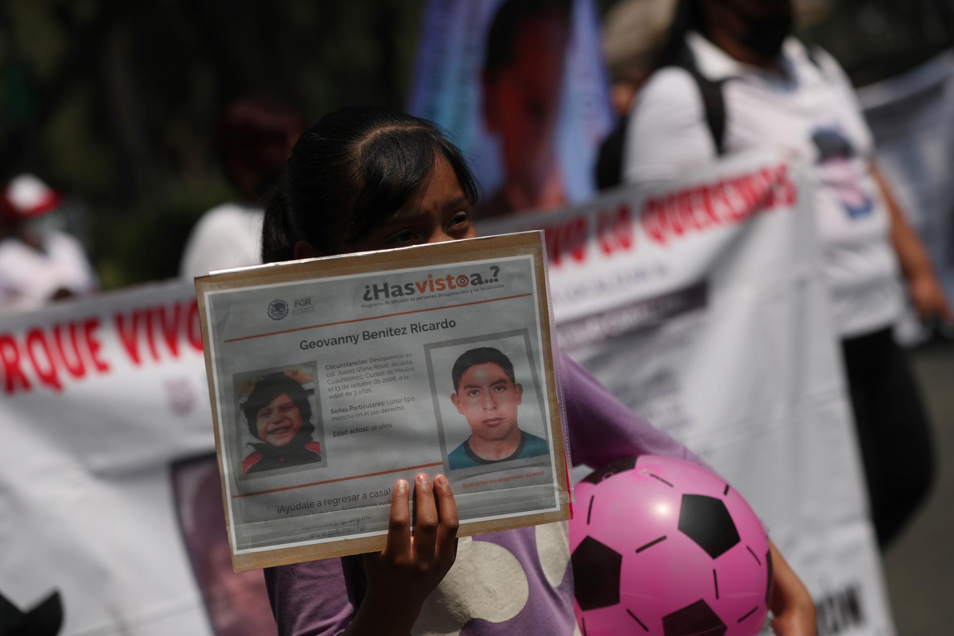 Menores acompañados por sus padres en una manifestación para exigir justicia por menores desaparecidos en el país. Imagen de archivo. EFE/Sáshenka Gutiérrez