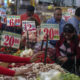 Fotografía de archivo fechada el 7 de diciembre de 2023 que muestra a clientes en el Mercado de Jamaica, en la Ciudad de México (México). EFE/ Mario Guzmán