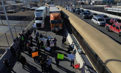 Fotografía tomadas con un drone que muestra trabajadores ferrocarrileros protestando hoy en El Puente Internacional Cordova de las Americas en Ciudad Juárez, Chihuahua (México). EFE/Luis Torres