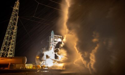 El cohete Vulcan Centaur de United Launch Alliance, parte de la Misión Peregrine One de Astrobotic, despega del complejo de lanzamiento espacial en el Centro Espacial Kennedy en Merritt Island, Florida. EFE/CRISTÓBAL HERRERA-ULASHKEVICH