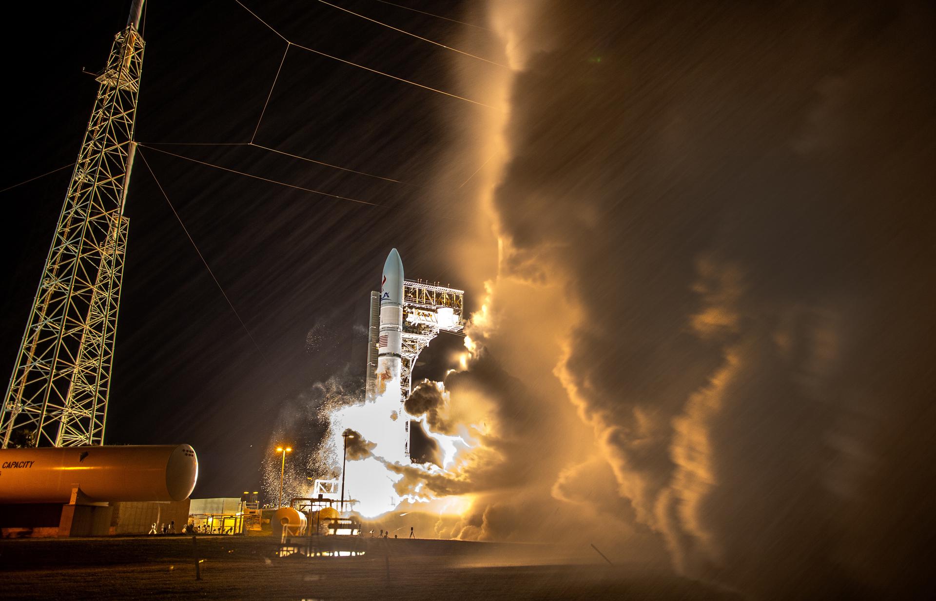 El cohete Vulcan Centaur de United Launch Alliance, parte de la Misión Peregrine One de Astrobotic, despega del complejo de lanzamiento espacial en el Centro Espacial Kennedy en Merritt Island, Florida. EFE/CRISTÓBAL HERRERA-ULASHKEVICH