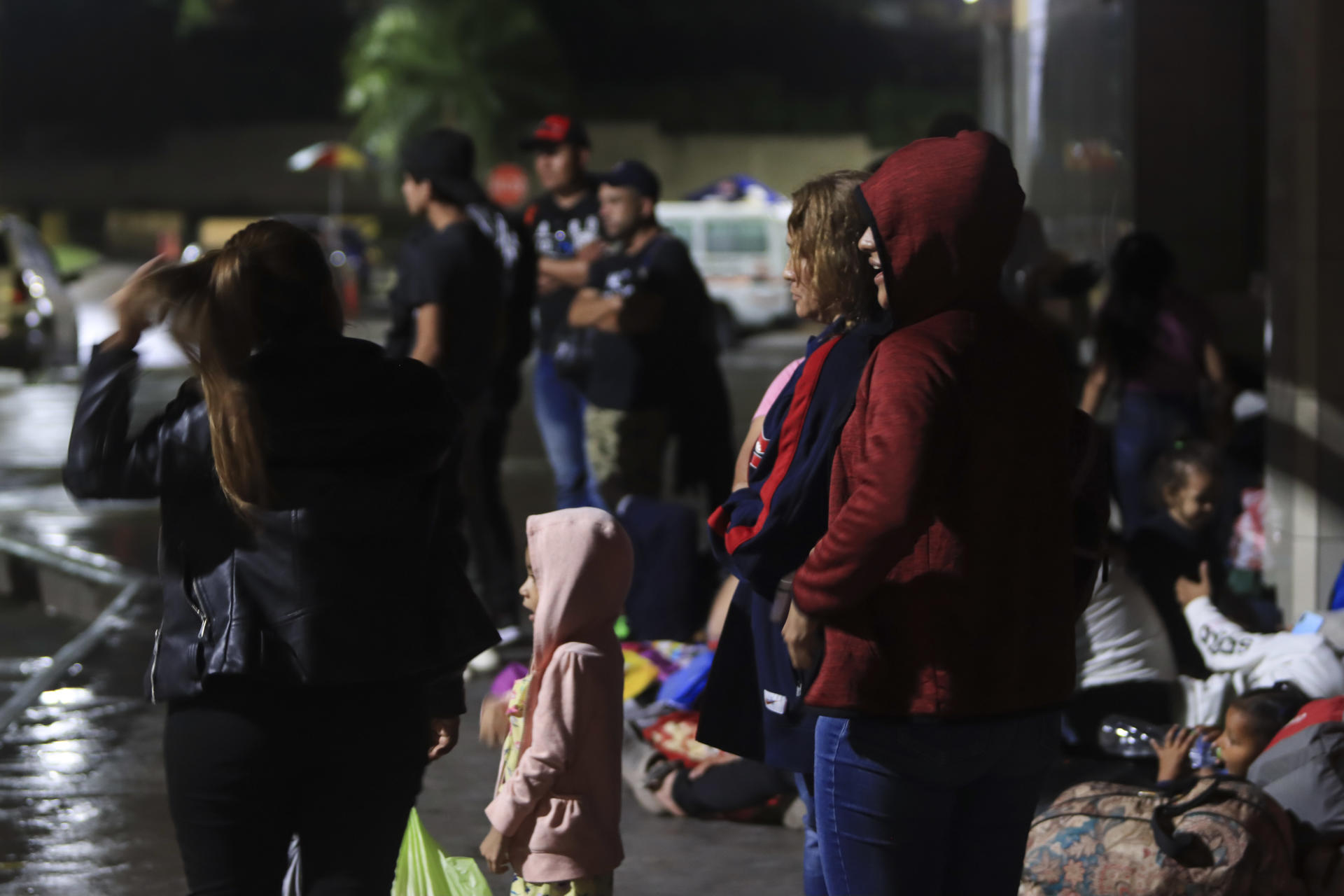 Migrantes de diferentes nacionalidades descansan en la Gran Central Metropolitana donde se preparan para salir en caravana con destino a los Estados Unidos en la ciudad San Pedro Sula (Honduras). Fotografía de archivo. EFE/José Valle