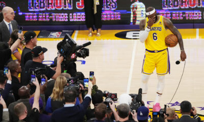 El jugador de los Lakers LeBron James (d). EFE/ Allison Dinner