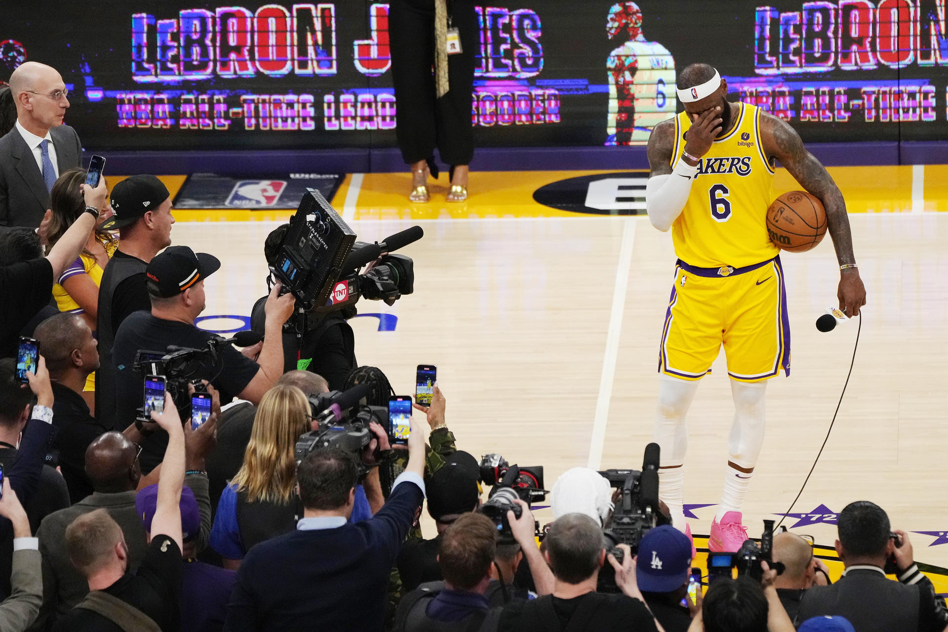 El jugador de los Lakers LeBron James (d). EFE/ Allison Dinner