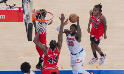Julius Randle de New York Knicks lanza a canasta sobre la marca de Patrick Williams de Chicago Bulls, durante un partido de la NBA disputado en el Madison Square Garden, en Nueva York (Estados Unidos). EFE/ Angel Colmenares