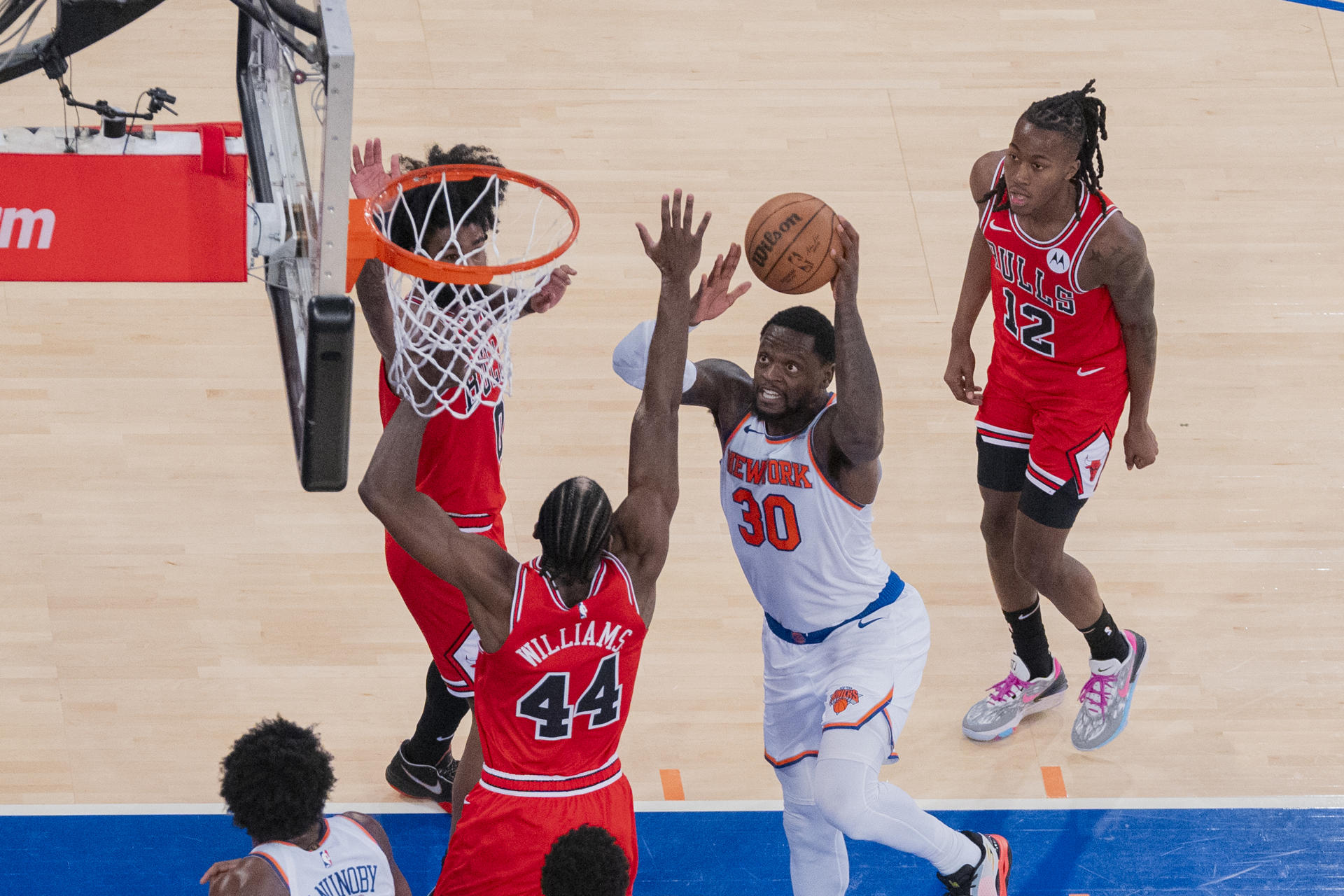 Julius Randle de New York Knicks lanza a canasta sobre la marca de Patrick Williams de Chicago Bulls, durante un partido de la NBA disputado en el Madison Square Garden, en Nueva York (Estados Unidos). EFE/ Angel Colmenares