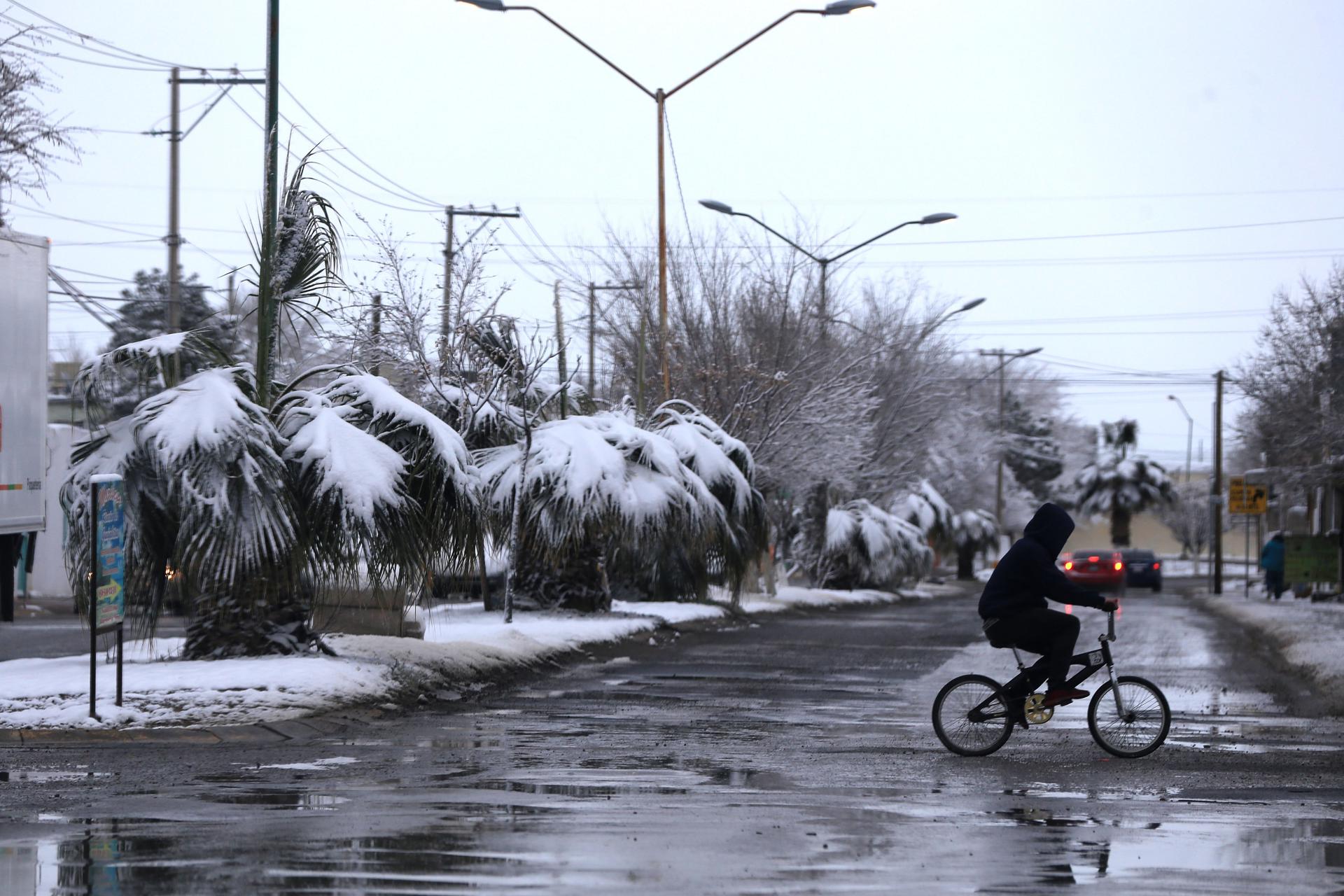 Imagen de archivo de un parque cubierto de nieve en Ciudad Juárez, en el estado de Chihuahua (México). EFE/Luis Torres