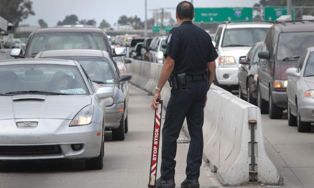 Unl inspector de la Oficina de Aduanas y Protección Fronteriza (CBP) monta guardia en un puesto de control en la entrada de San Ysidro en San Diego (California) en la frontera con México. EFE/David Maung