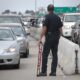 Unl inspector de la Oficina de Aduanas y Protección Fronteriza (CBP) monta guardia en un puesto de control en la entrada de San Ysidro en San Diego (California) en la frontera con México. EFE/David Maung