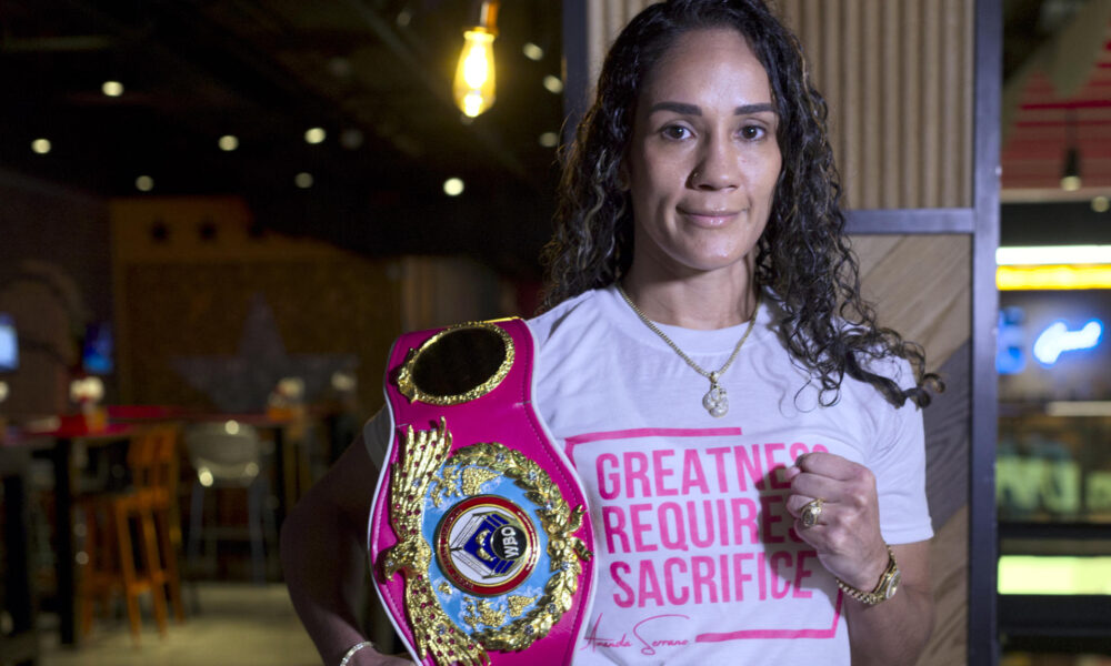 La boxeadora puertorriqueña Amanda Serrano posa con su cinturón de campeona durante una entrevista con EFE el 5 de enero de 2024, en San Juan (Puerto Rico). EFE/ Thais Llorca