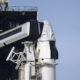Fotografía cedida por la Agencia Espacial Europea (ESA) donde se muestra la cápsula Dragon instalada en lo alto del cohete Falcon 9, que llevará la misión 3 (Ax-3) de Axiom a la Estación Espacial Internacional, mientras está posado en el Complejo de Lanzamiento 39A del Centro Espacial Kennedy de la NASA, en Cabo Cañaveral (Florida, EE.UU.). EFE/ESA/S. Corvaja