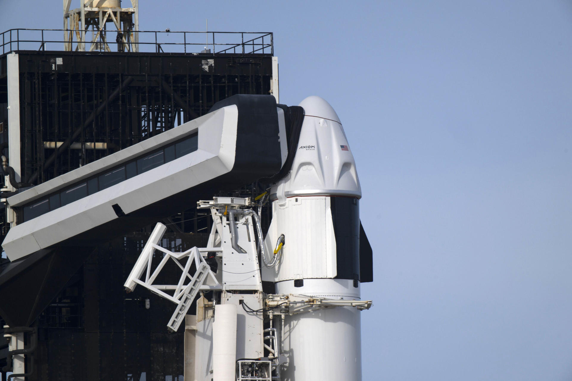 Fotografía cedida por la Agencia Espacial Europea (ESA) donde se muestra la cápsula Dragon instalada en lo alto del cohete Falcon 9, que llevará la misión 3 (Ax-3) de Axiom a la Estación Espacial Internacional, mientras está posado en el Complejo de Lanzamiento 39A del Centro Espacial Kennedy de la NASA, en Cabo Cañaveral (Florida, EE.UU.). EFE/ESA/S. Corvaja