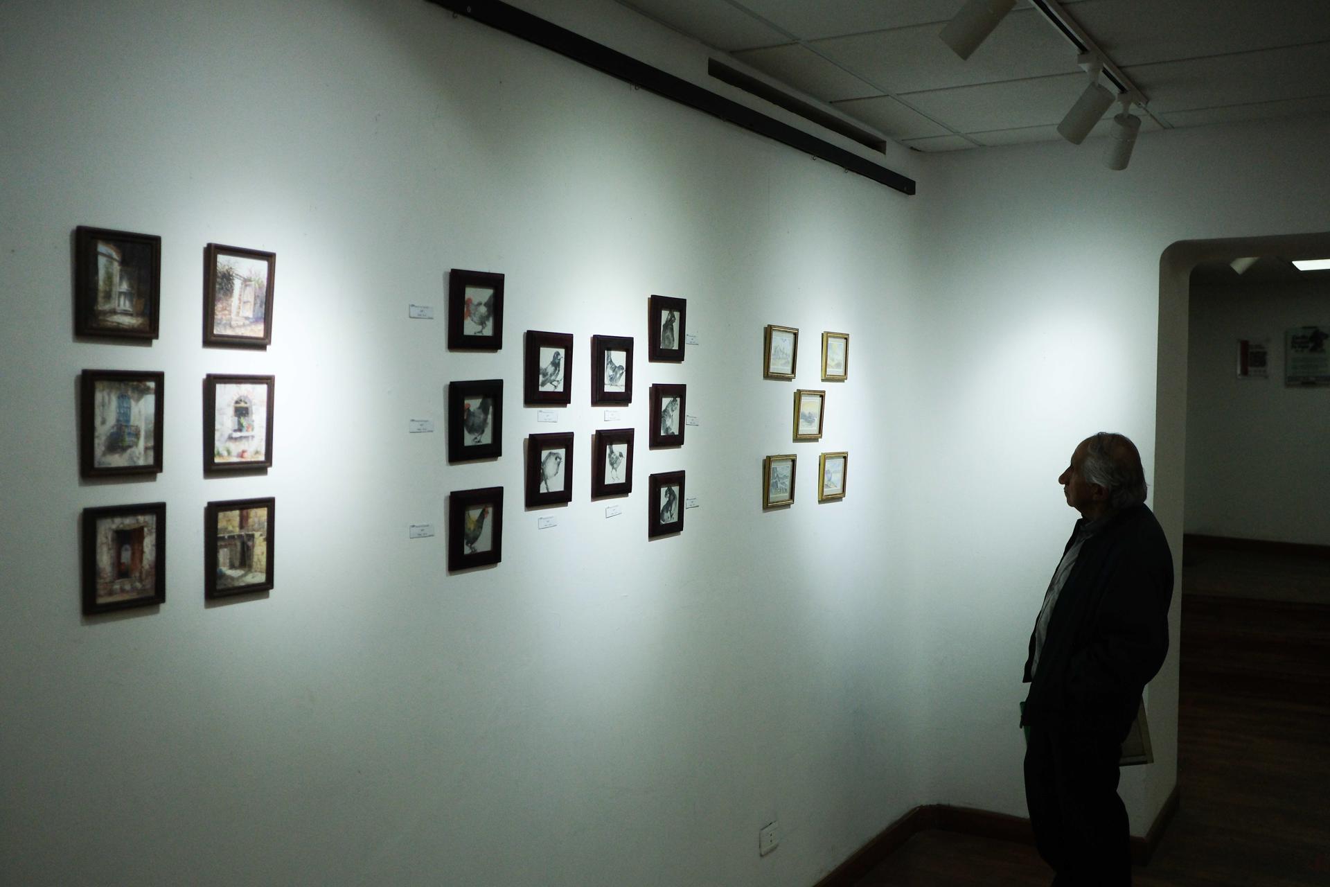 Un visitante recorre la novena edición de la exposición 'Alasita de Mil Colores', el 17 de enero de 2024, en la Casa de la Cultura 'Franz Tamayo' en La Paz (Bolivia). EFE/ Luis Gandarillas