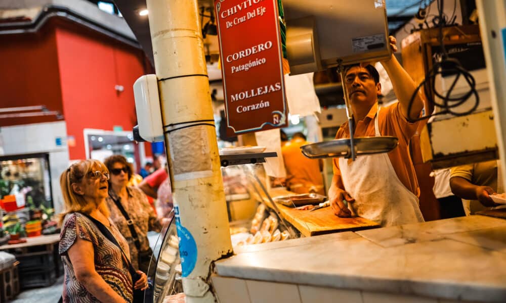 Dos clientas fueron registradas el pasado 5 de enero al comprar carne en un mercado de Buenos Aires (Argentina). EFE/Juan Ignacio Roncoroni