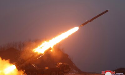 Fotografía cedida por la agencia estatal norcoreana KCNA que muestra el lanzamiento del misil de crucero estratégico "Hwasal-2" en Corea del Norte, el 30 de enero de 2024. EFE/EPA/KCNA