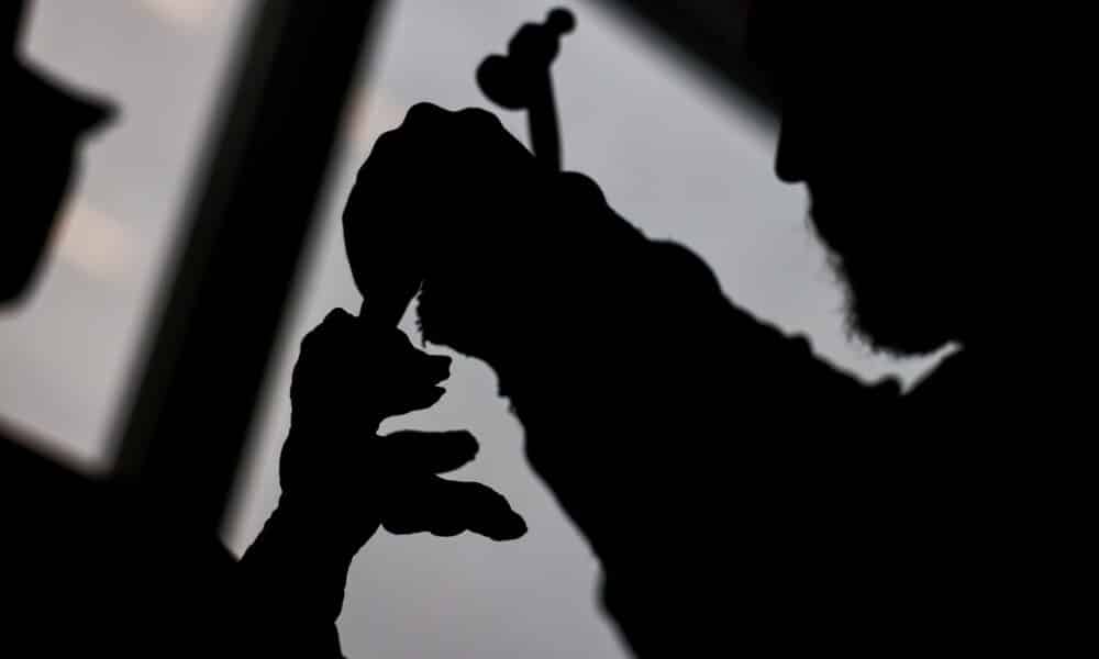 Foto 16 Enero. Un trabajador prepara un trofeo de oso Berlinale de bronce recientemente fundido para el 74º Festival Internacional de Cine de Berlín. EFE/EPA/Hannibal Hanschke