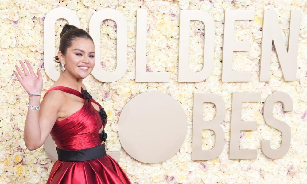 La cantante y actriz estadounidense Selena Gomez llega a la 81ª ceremonia anual de los Golden Globe Awards en el Beverly Hilton Hotel de Beverly Hills, California. EFE/EPA/ALLISON DINNER