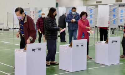 Ciudadanos taiwaneses depositan este sábado, 13 de enero, su voto en los comicios generales presidenciales y legislativos, en la ciudad de Tinan (Taiwán). EFE/Ritchie B. Tongo