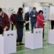 Ciudadanos taiwaneses depositan este sábado, 13 de enero, su voto en los comicios generales presidenciales y legislativos, en la ciudad de Tinan (Taiwán). EFE/Ritchie B. Tongo