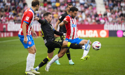 El delantero del Girona Ivan Martín (d) supera al centrocampista del Almería Adrián Embarba, durante el partido de Liga en Primera División en el estadio municipal de Montilivi en foto de archivo de David Borrat. EFE