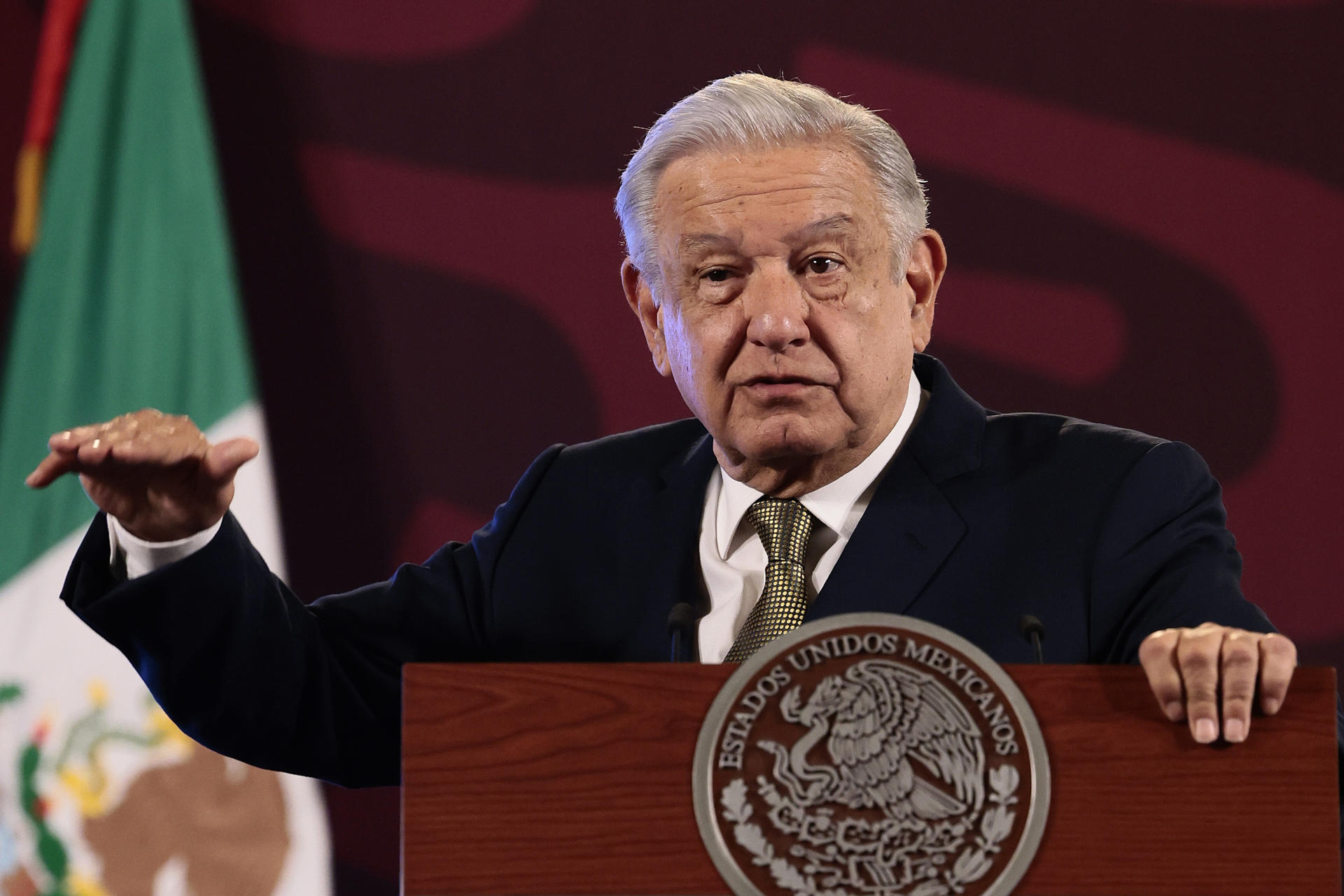 El presidente de México, Andrés Manuel López Obrador, habla durante su conferencia de prensa matutina hoy, en el Palacio Nacional de la Ciudad de México (México). EFE/ José Méndez