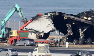 Trabajadores retiran los restos del accidente de un avión de pasajeros de Japan Airlines con un avión de la Guardia Costera nipona en el aeropuerto tokiota de Haneda, en Tokio (Japón), el 5 de enero de 2024. EFE/EPA/Jiji Press