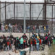 Migrantes hacen fila en el muro fronterizo para intentar cruzar hacia EEUU, en ciudad Juárez Chihuahua (México). Imagen de archivo. EFE/Luis Torres
