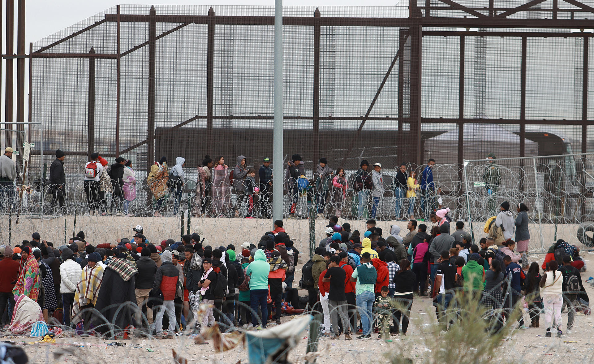 Migrantes hacen fila en el muro fronterizo para intentar cruzar hacia EEUU, en ciudad Juárez Chihuahua (México). Imagen de archivo. EFE/Luis Torres